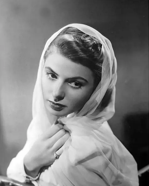 她孤儿出身,被誉为"好莱坞第一夫人",奥斯卡影后,生死同日