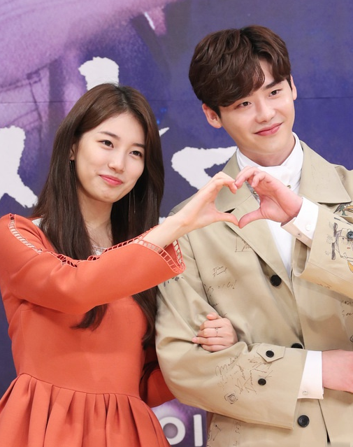 李钟硕和裴秀智的甜蜜合照,网友:看完想谈恋爱了