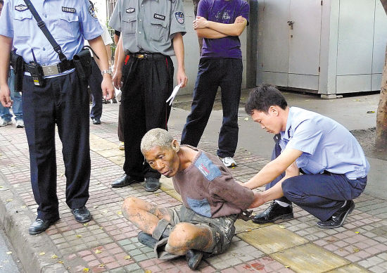 精神病人持刀砍人,致1岁婴儿身亡!我们该如何避免这种悲剧?