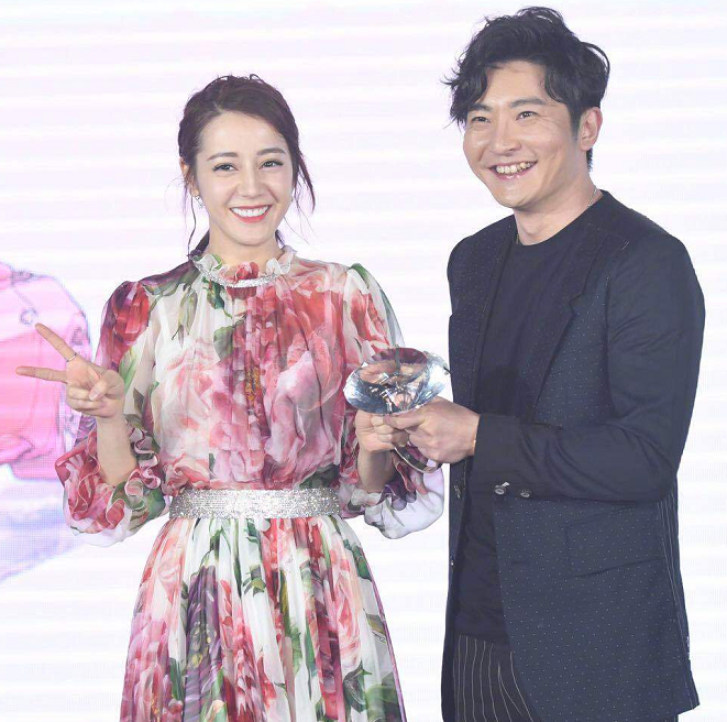 《21克拉》首映礼郭京飞"情圣"附体,却遭迪丽热巴"泼冷水"!