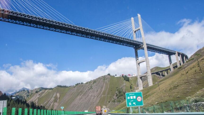 直击新疆第一高桥,长700米,高200米,用钢17000吨!