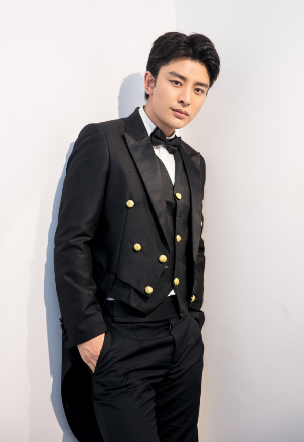 清新俊逸,挺鼻薄唇——贾乃亮