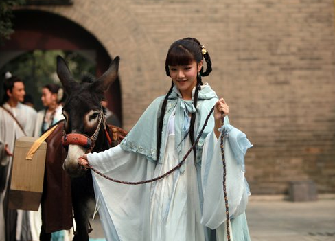 《爱情公寓》中的4个美女换上古装后,唐悠悠的古装扮相看起来很甜美