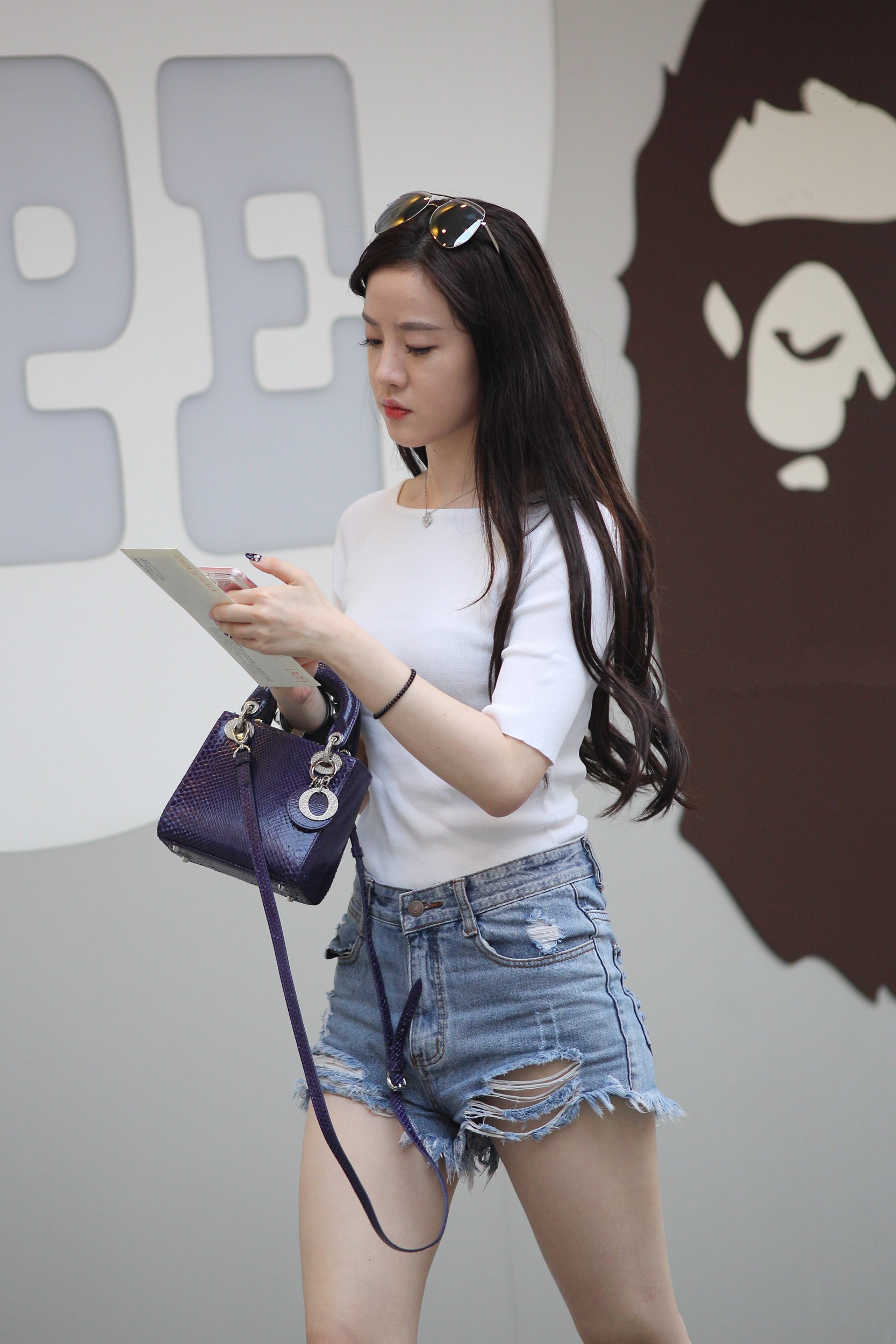 街拍:图二外国妹子身材太好了,适合娶回家做老婆!图几是你的菜