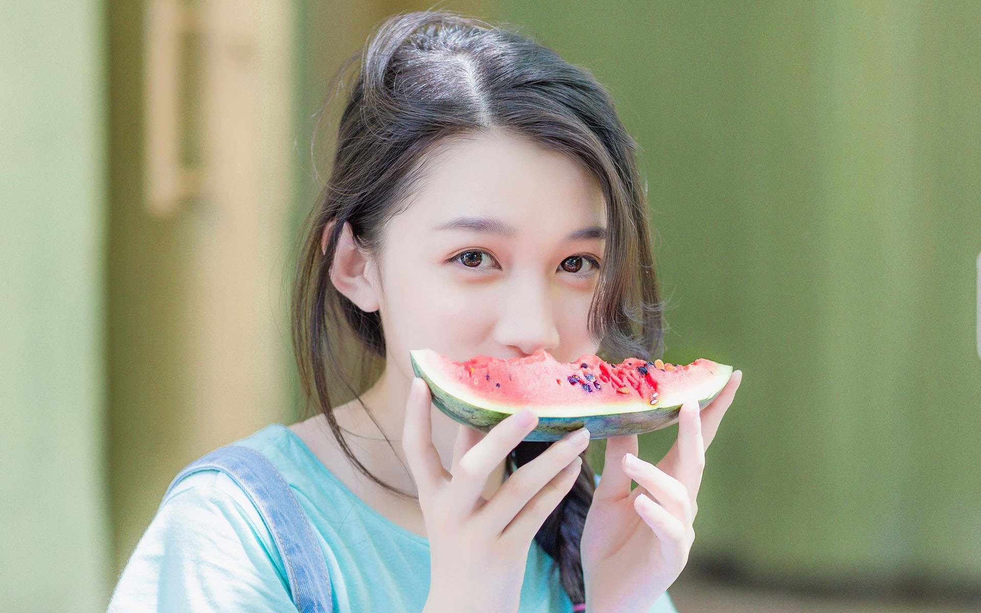 清爽可爱的吃瓜少女