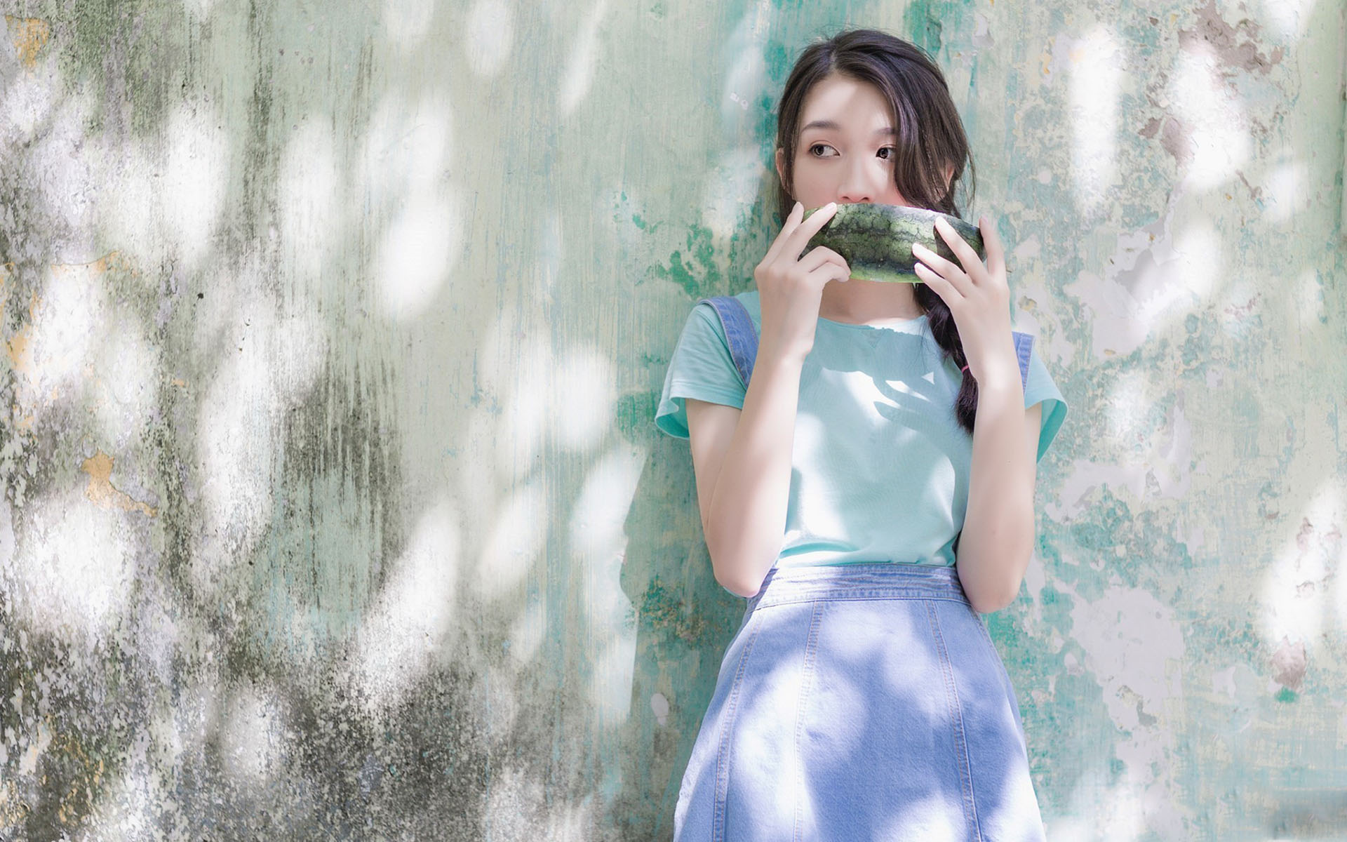 清爽可爱的吃瓜少女