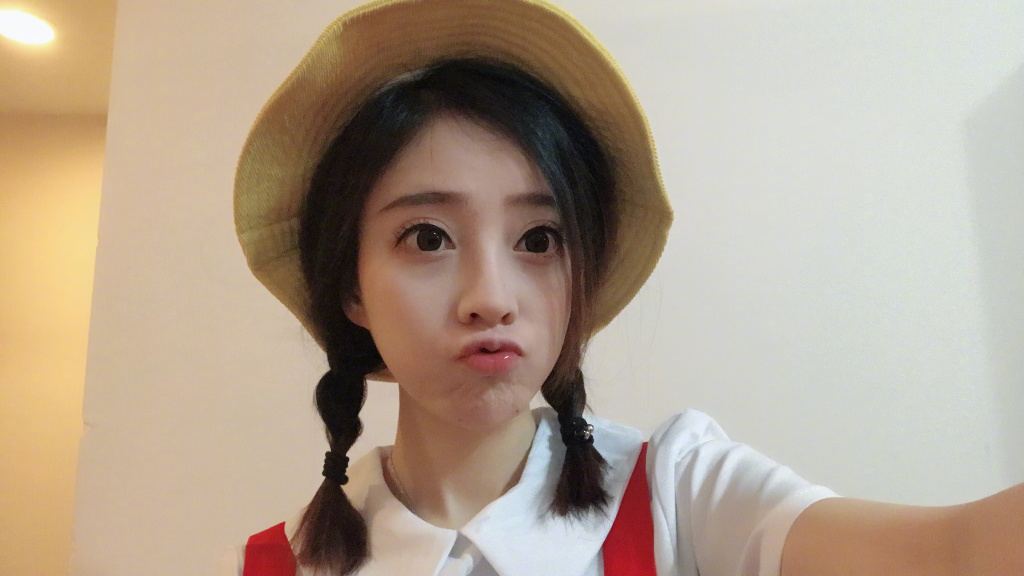 为何冯提莫这么火,看看她的夏装你就知道了,最后嘟嘴真的好可爱