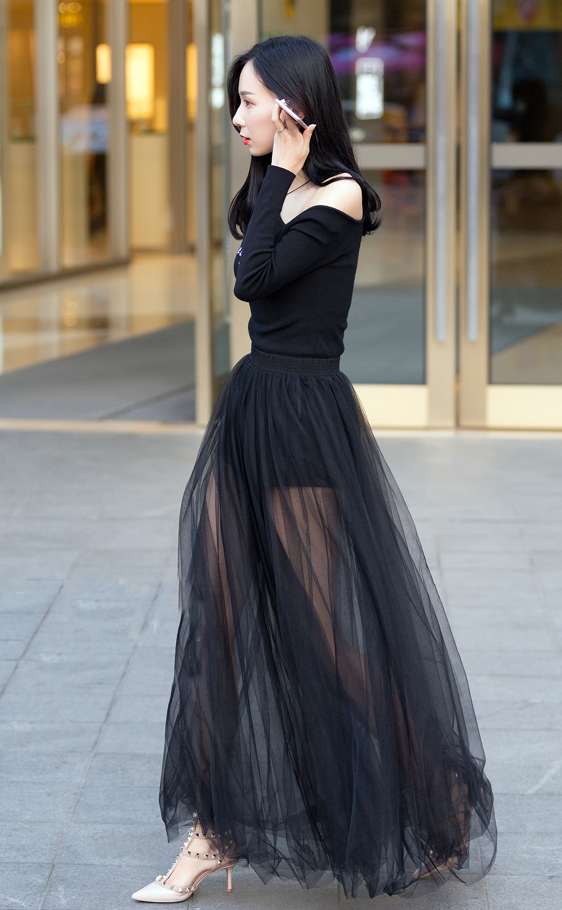 透视纱裙让妹子们白皙的美腿若隐若现,展现出让人无法抗拒的性感