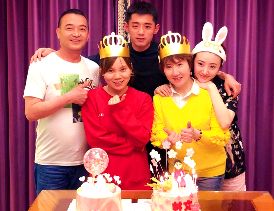 景甜为母亲庆生,张继科也在其中!还搂着景甜爸爸的肩膀!