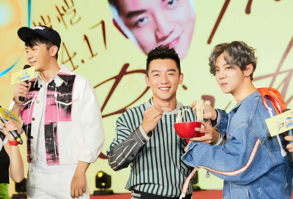 郑恺32岁生日,跑男团集体送祝福还做长寿面,又与鹿晗合吃交碗面