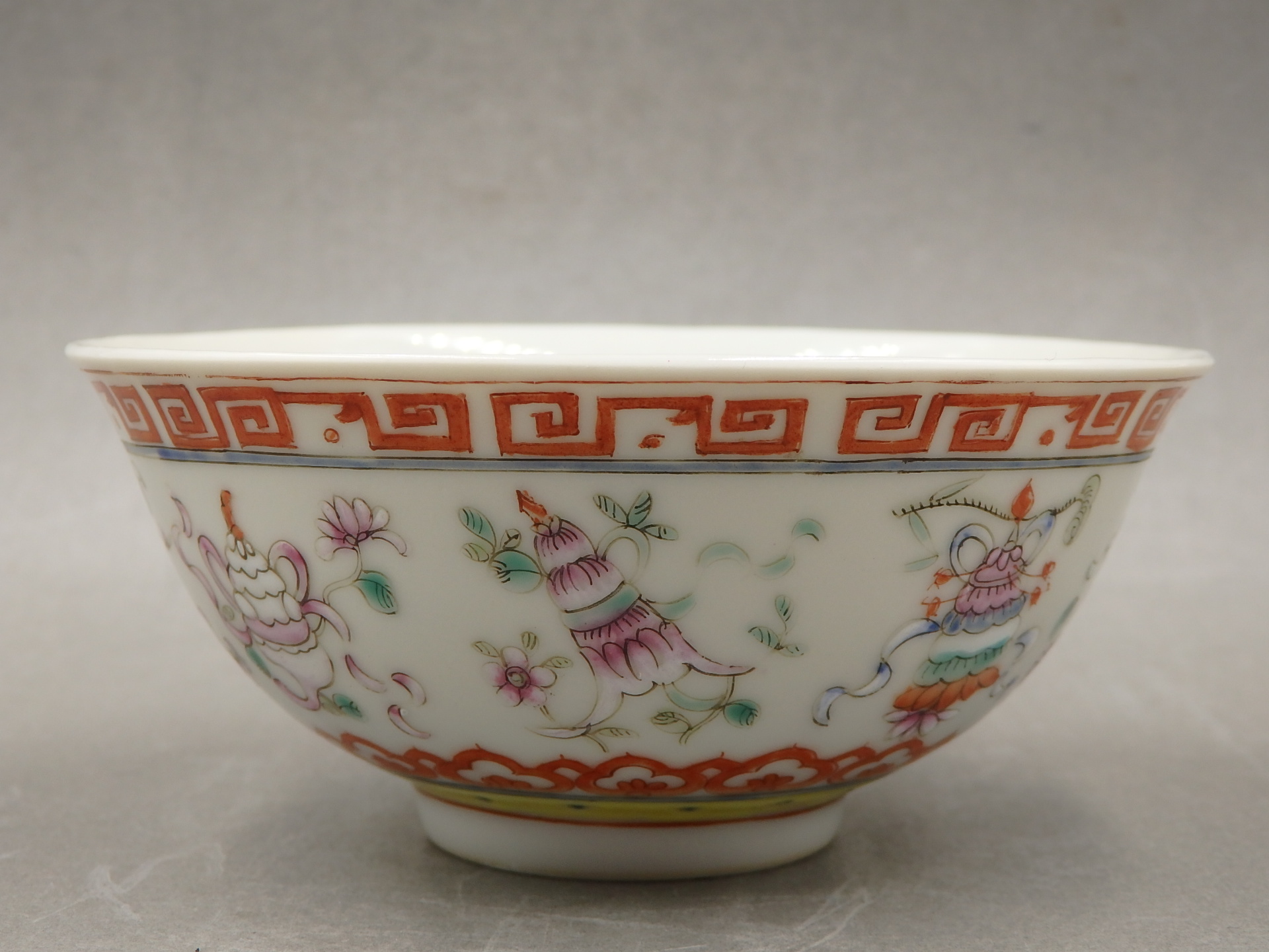清嘉庆 官窑 粉彩吉祥八宝碗