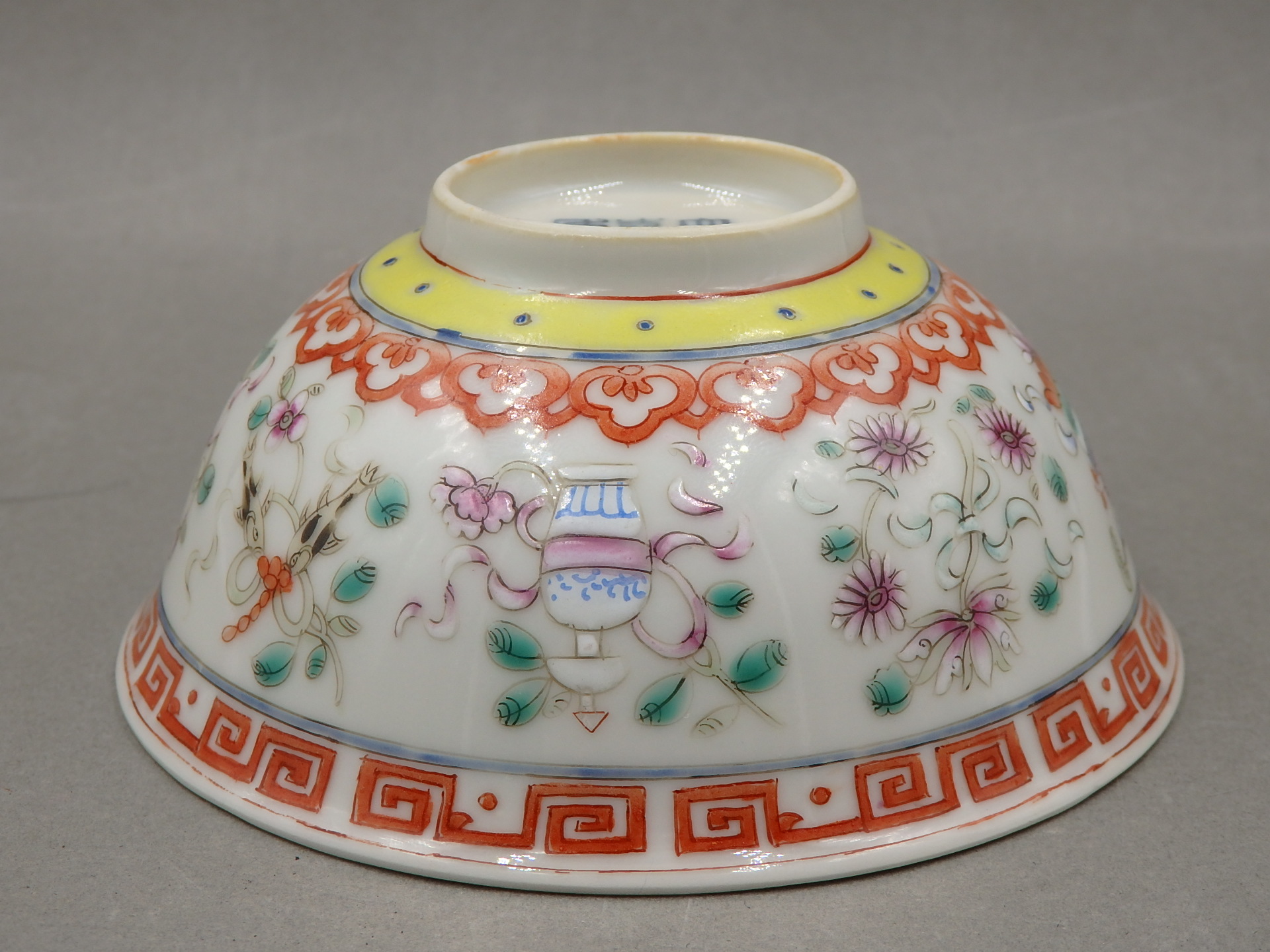 清嘉庆 官窑 粉彩吉祥八宝碗