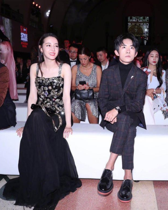 迪丽热巴与鲜肉合影,王俊凯吴磊谁更默契?最后一张对视太甜啦!