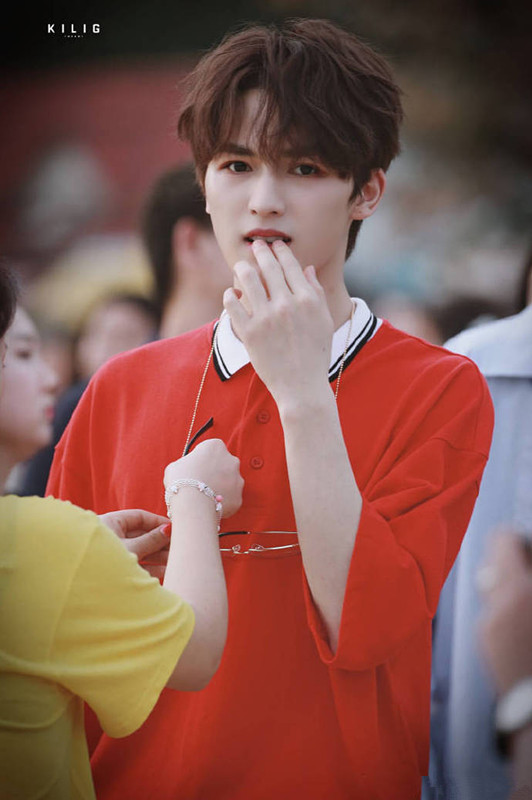 朱正廷,着红衣的呆萌美少年