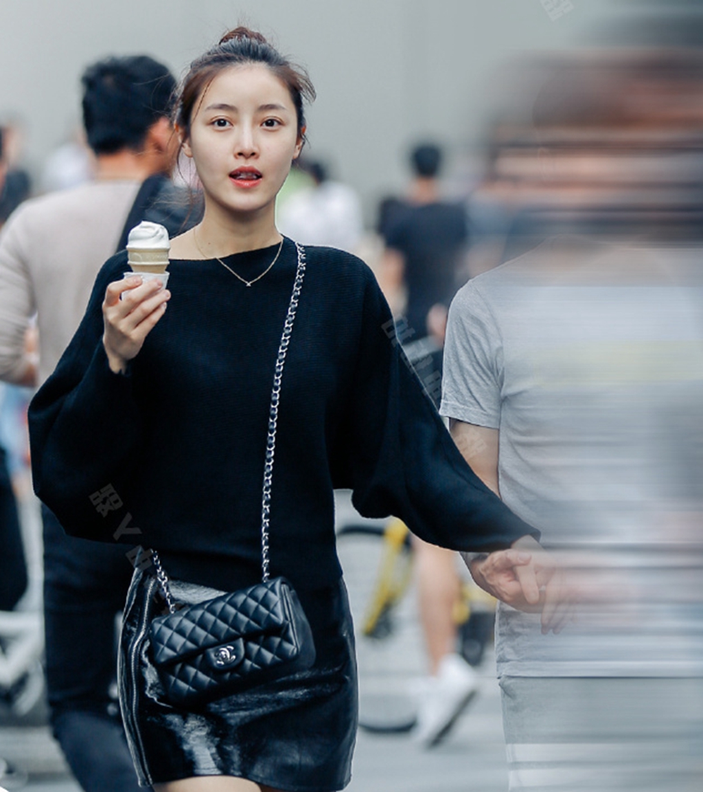 路人街拍:杭州街头的时尚潮人,这位美女的搭配也很简单,但是人家手里