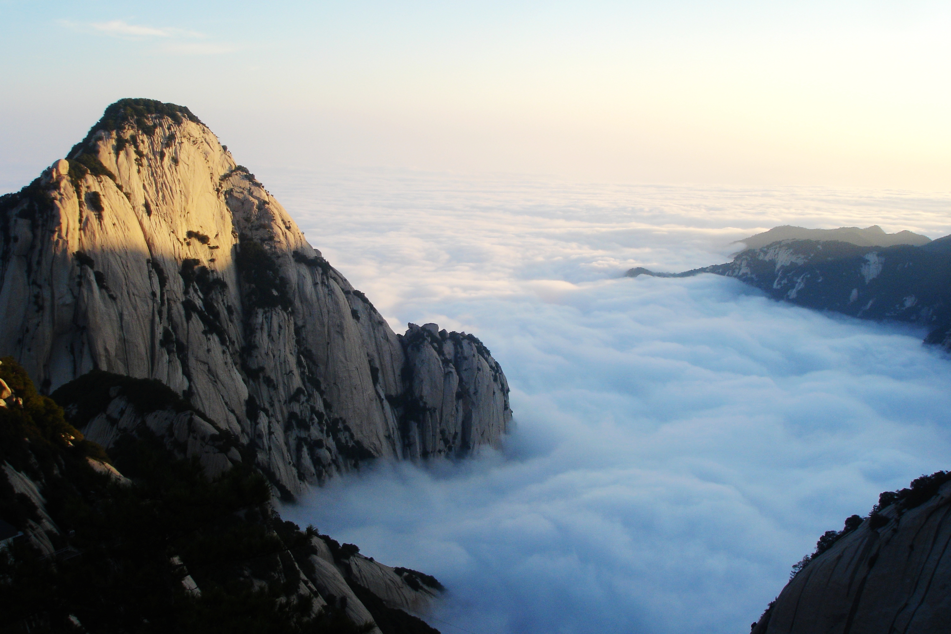 它是中国最险要的山峰,就算外国人来到这里也会害怕