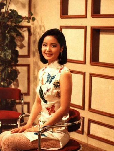 邓丽君侄女邓永佳亮相,青春靓丽,身材高挑,撞脸相声演员常远