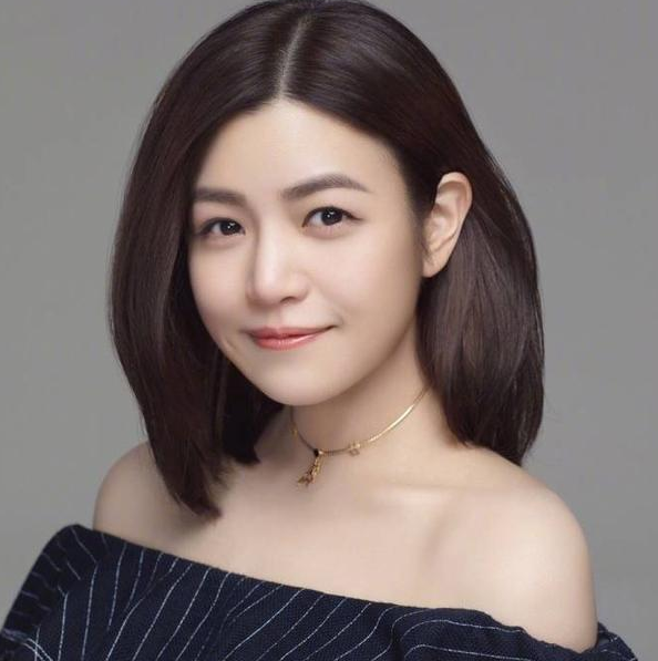 邓丽君侄女邓永佳亮相,青春靓丽,身材高挑,撞脸相声演员常远