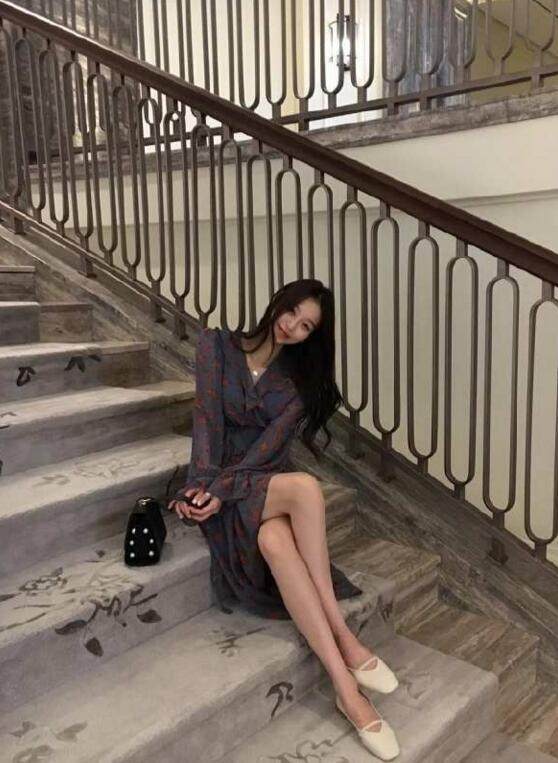 街拍:图1女孩穿着短裙坐在楼梯上,一对性感的大白腿外露