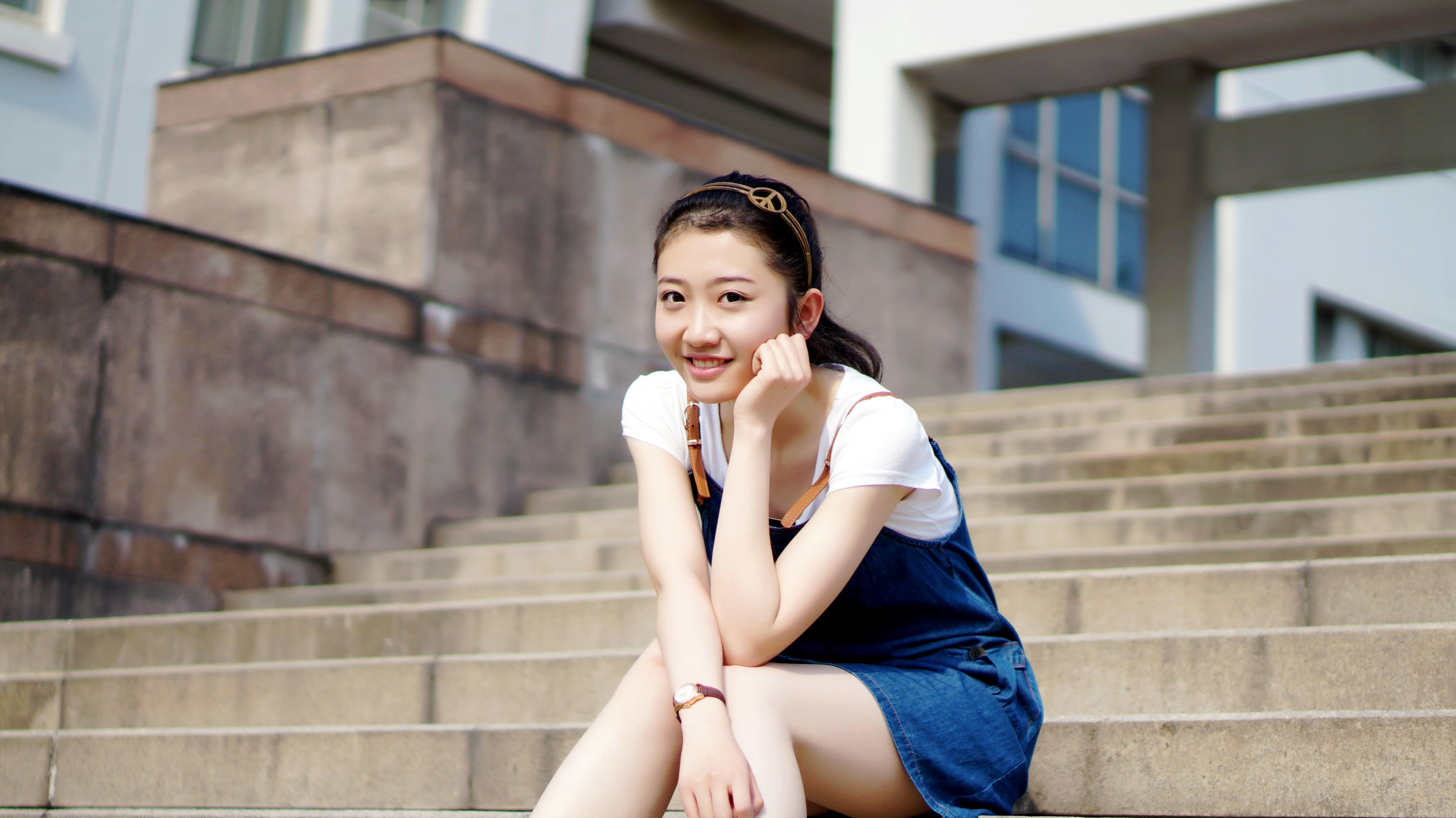 一个笑得多么甜美的青涩小女孩!