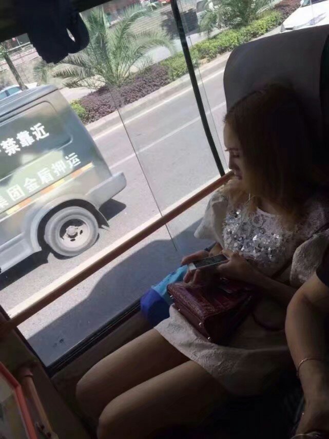 公交车美女低头图片