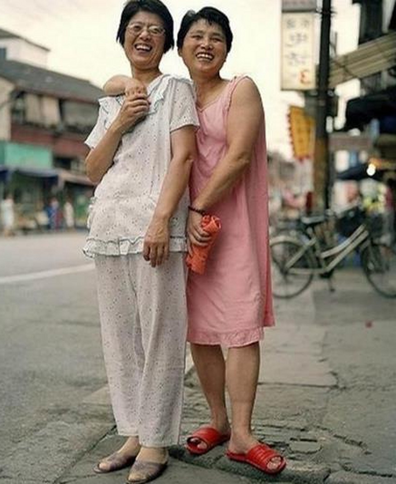 90年代中国老照片:图2中年迪斯科舞者,图5街头穿睡衣的大妈