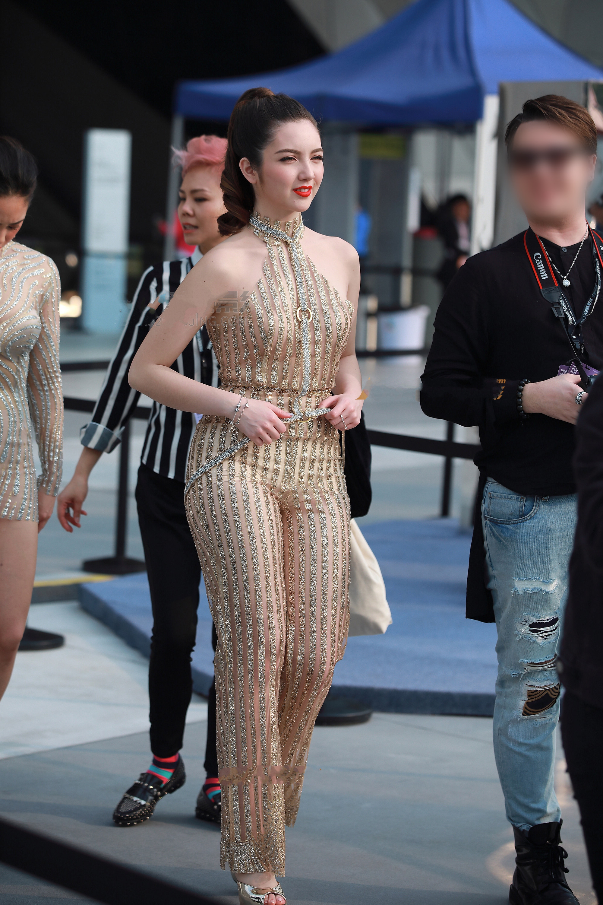 街拍:最美人间四月天,杭州小姐姐就是敢穿,男朋友不会生气吗?