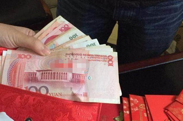 我结婚弟弟给了两万红包,听到他们夫妻对话,我把钱又放回他包里