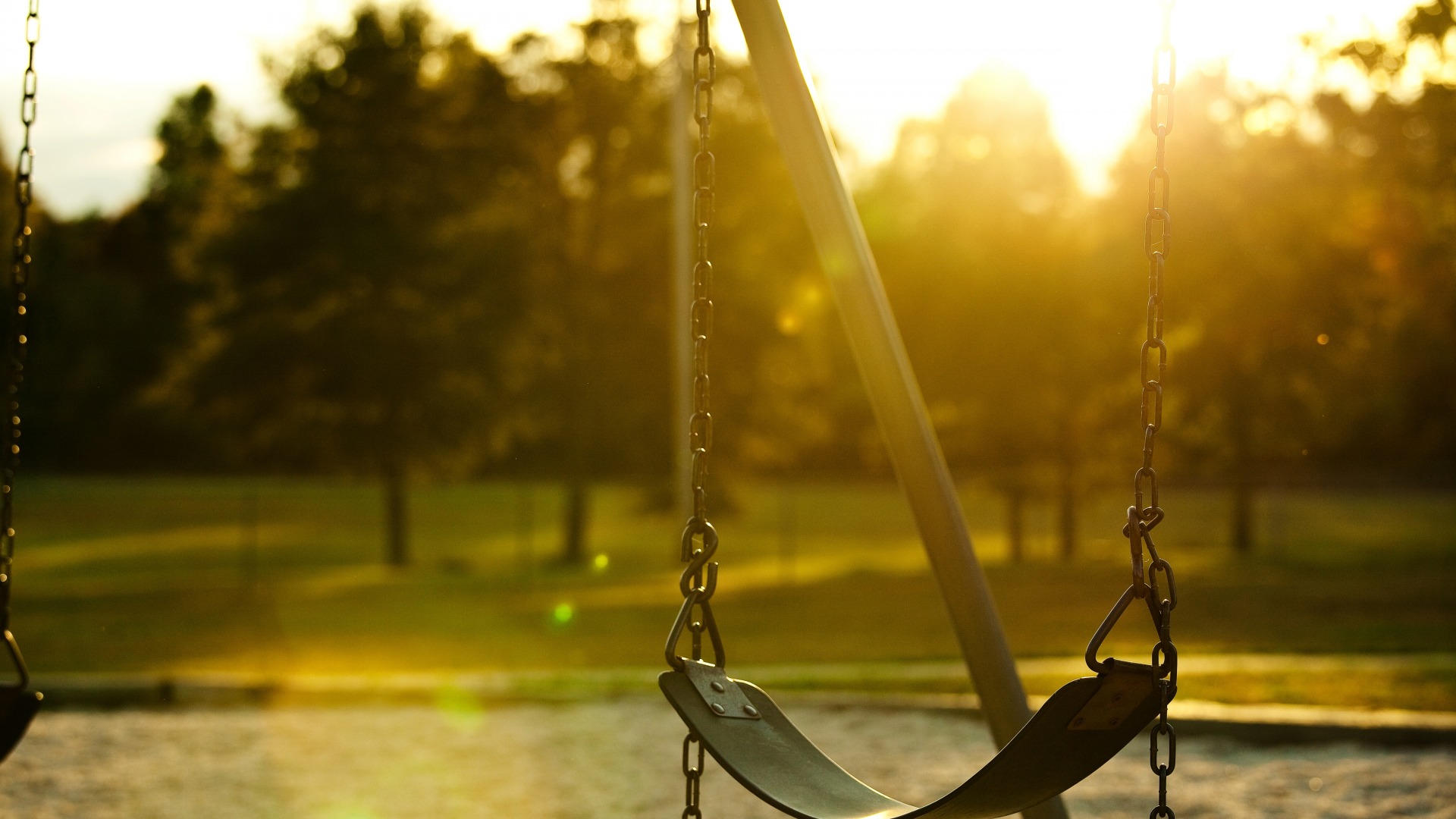 秋千情结图片壁纸,儿时的记忆,在那简易的秋千上荡来荡去