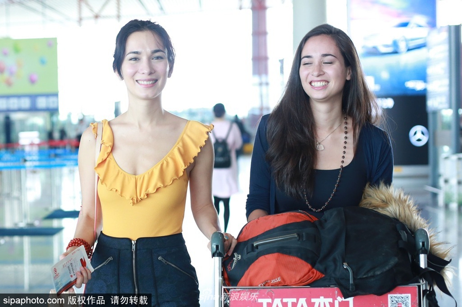 卢靖姗和妹妹一起现身机场 原来妹妹那么好看 两姐妹颜值都很高