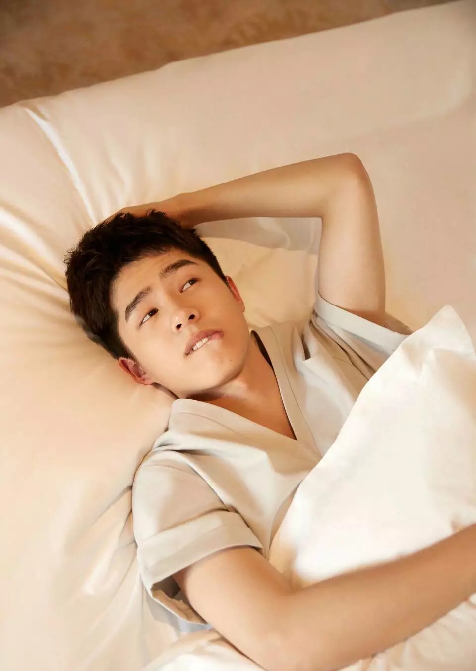刘昊然最新床照,眼神迷离嘴唇微合
