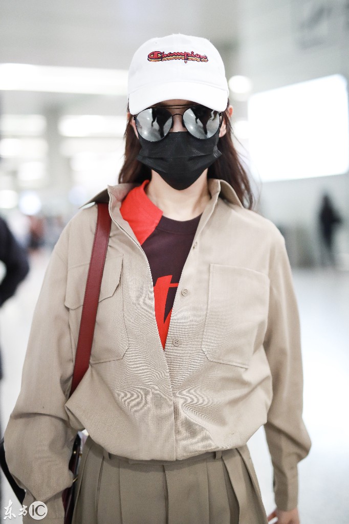 唐嫣穿"工装"戴墨镜和口罩遮面现身机场,遮捂严实看不到脸!