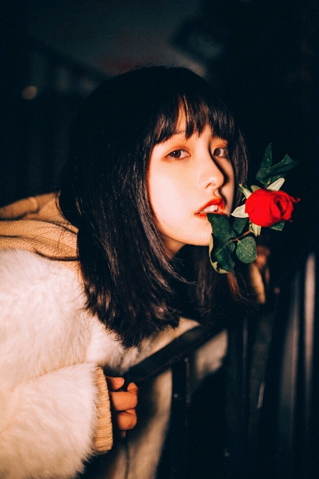 艺术摄影:烟眉秋目,凝脂猩唇,此刻的她明艳动人!