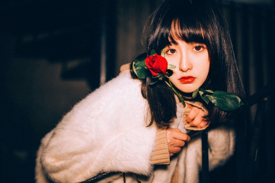 艺术摄影:烟眉秋目,凝脂猩唇,此刻的她明艳动人!