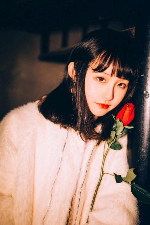 艺术摄影:烟眉秋目,凝脂猩唇,此刻的她明艳动人!