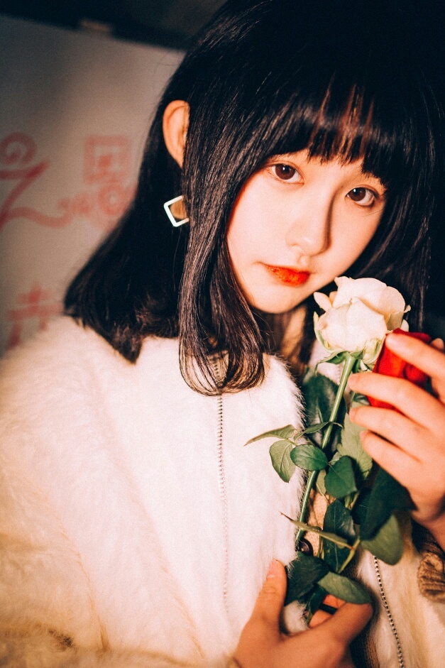 艺术摄影:烟眉秋目,凝脂猩唇,此刻的她明艳动人!