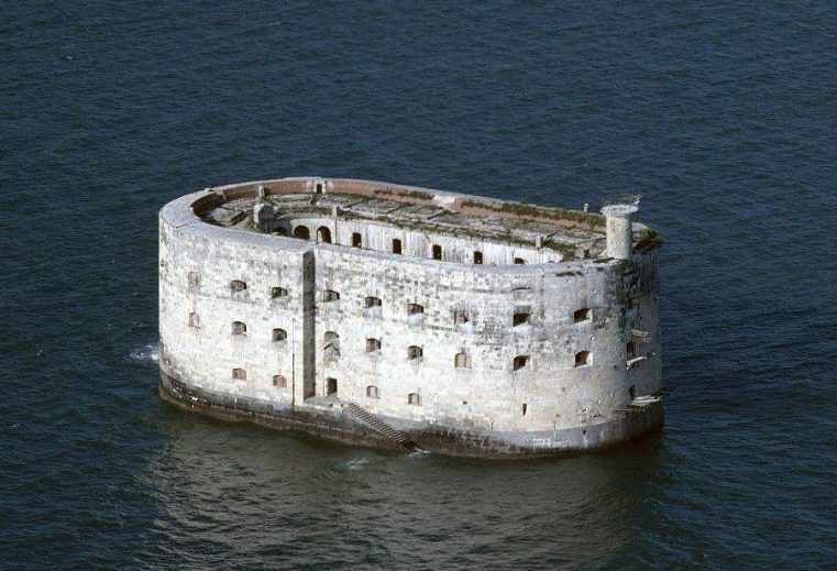 海上监狱:在战争中被当做堡垒,战争后关押高级"政治犯"