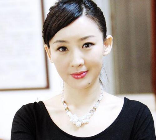 离婚九年了也一直未婚,活得有滋有味她就是买红妹