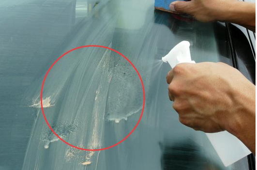 还在傻傻地用毛巾擦挡风玻璃,越擦越脏,教你一个妙招秒变新车