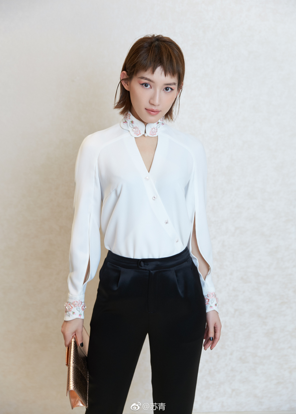 苏青亮相某珠宝活动,一头精致短发,气质优雅,美丽动人