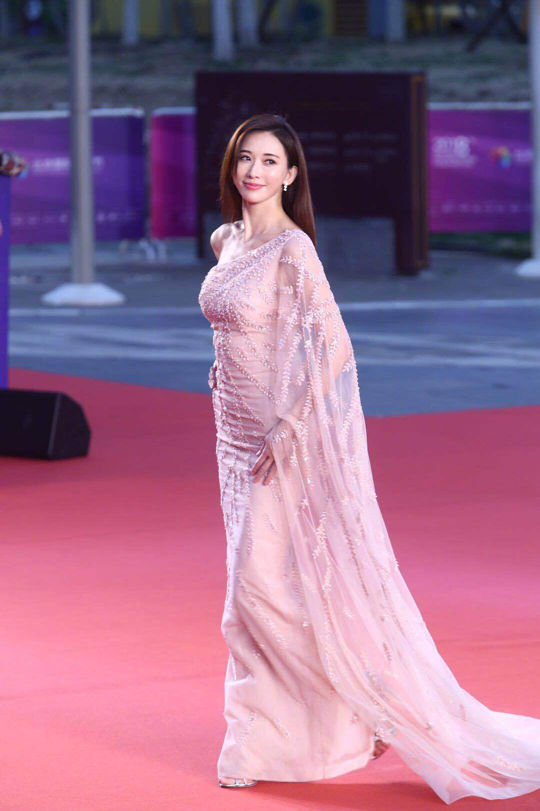 林志玲一袭裸色长裙尽显女神范儿,再一次被冻龄女神美到了!