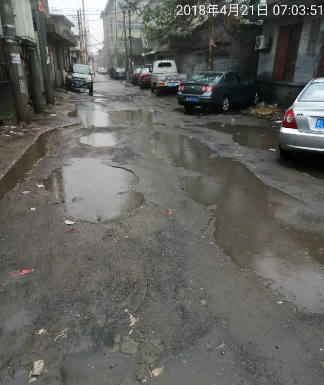 临汾:井盖凸起,下雨天水深过脚踝…水门街这条胡同安全成隐患