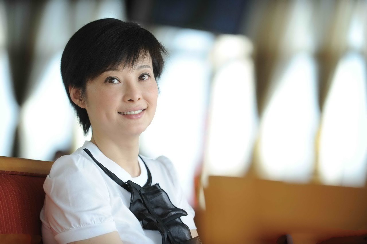 袁立近照曝光,图二风韵优雅,魅力不可挡,网友:你确实韵味十足