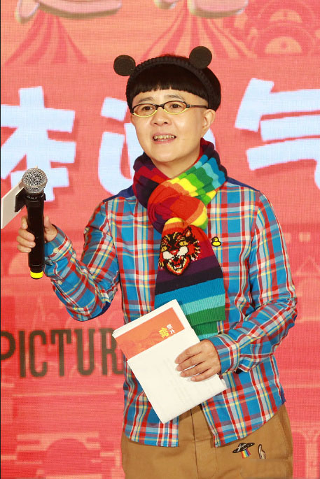 她主持《大风车》节目走红,曾和何炅搭档,如今52岁像个男的