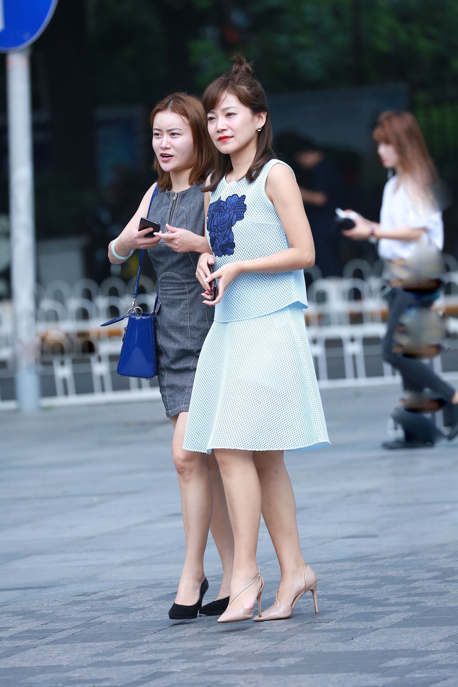 街拍:80后的少妇吊带配热裤,熟透了的女人也太有魅力了吧!