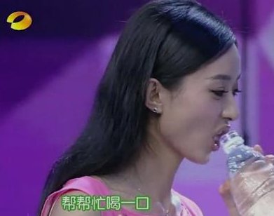 女星招黑理由:钟楚曦嚼口香糖杨幂脚臭,而她做什么都会被黑!