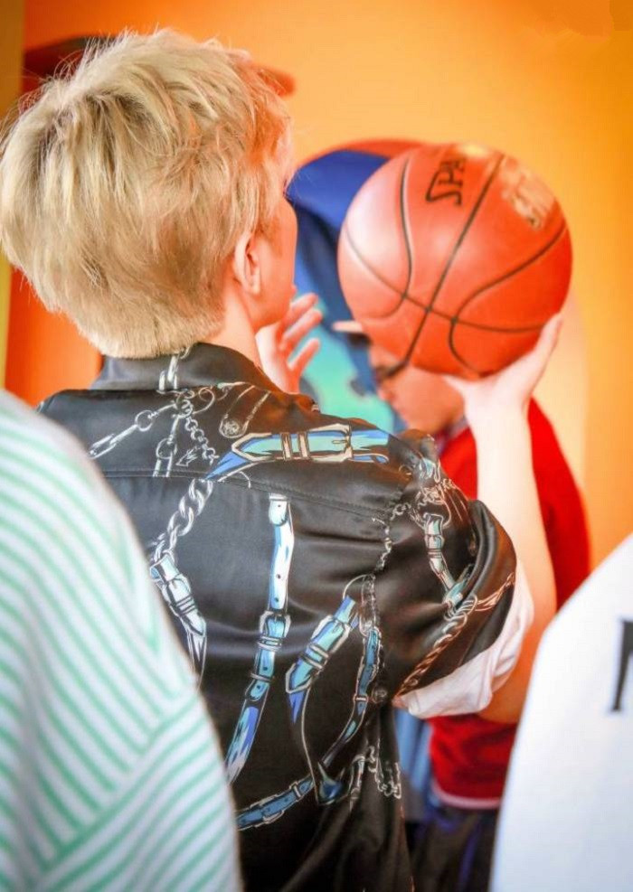 小鲜肉与篮球的合照,蔡徐坤晒背影,朱正廷投球,小鬼要把球吃掉