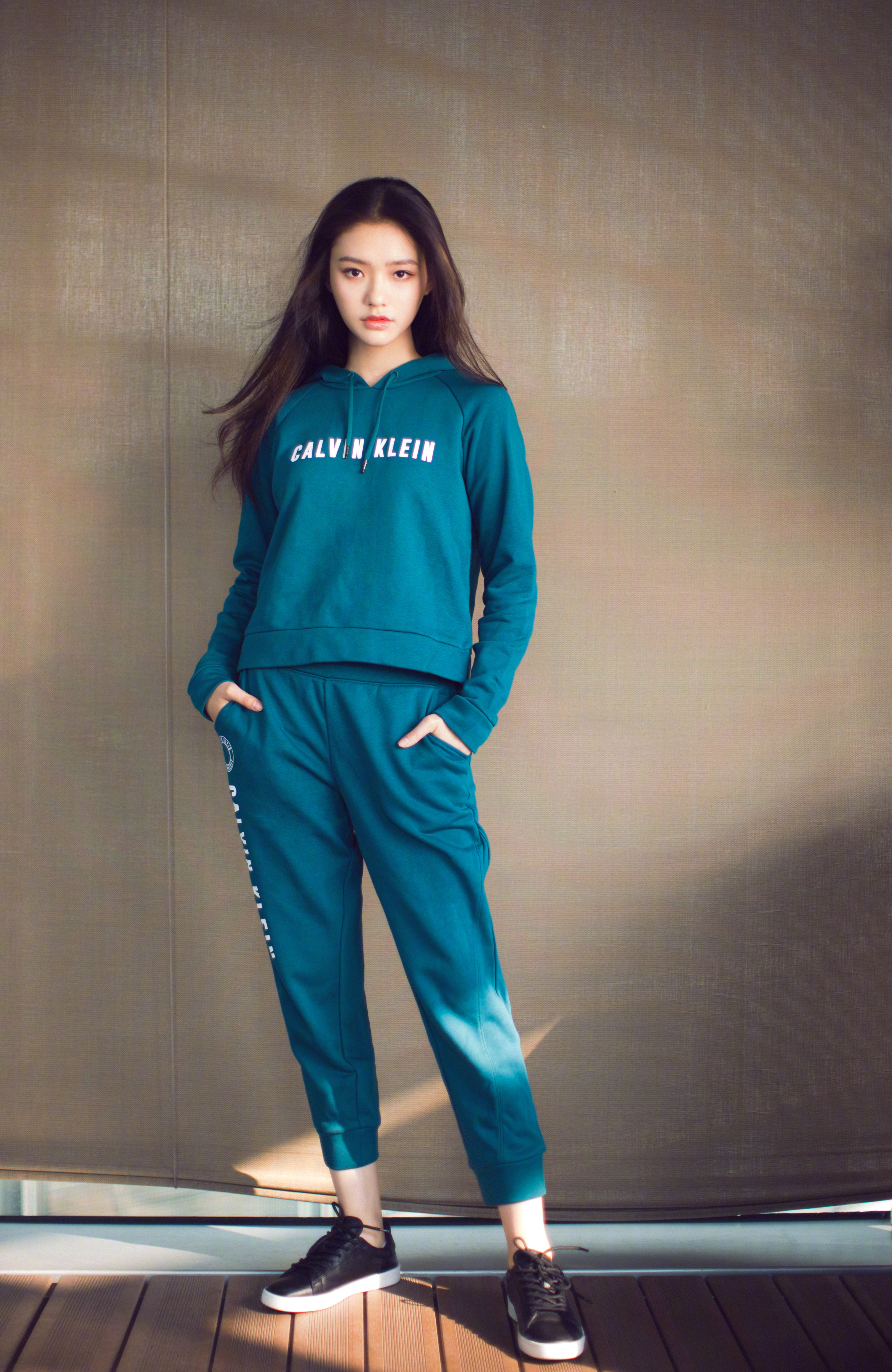 "美人鱼"林允身穿短裙配黑色高跟鞋,修长而又性感的双腿成亮点