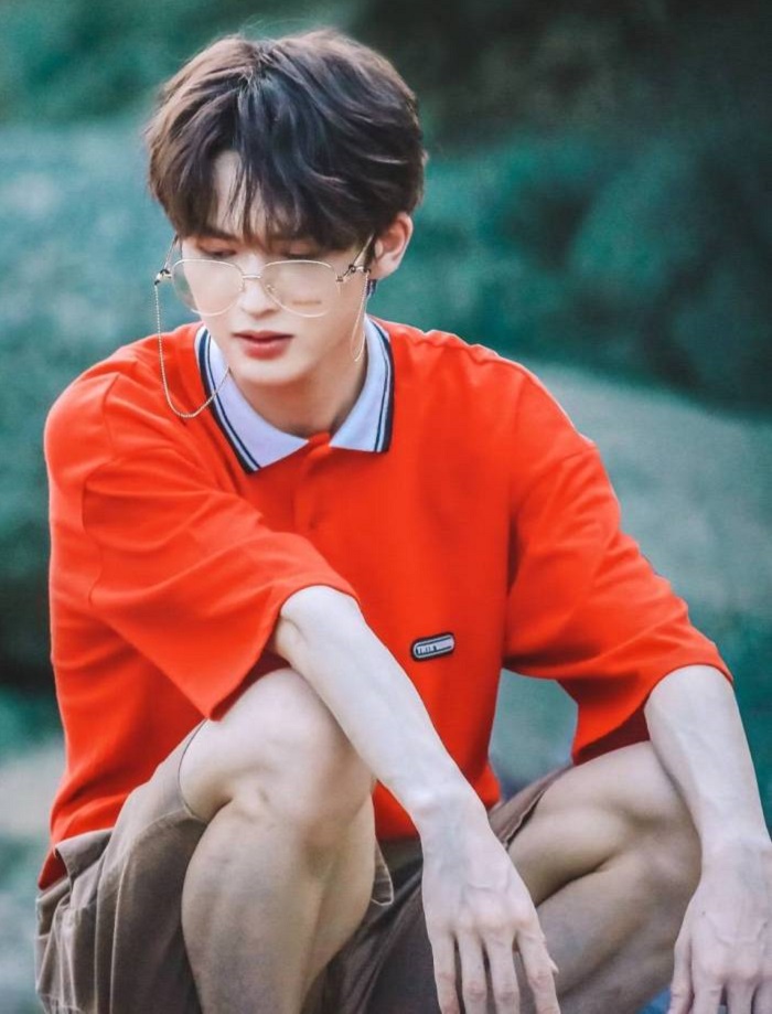 陈立农蹲着,朱正廷蹲着,黄明昊蹲着,论练习生蹲姿就服蔡徐坤的