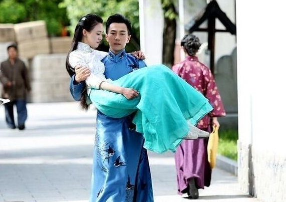 盘点郑爽的公主抱:第二个感觉有点温馨,最后一个超霸气啊!